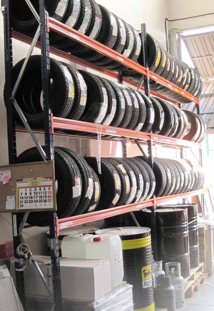 estanteria para ruedas y bidones